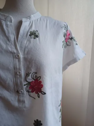 Camisa blanca cuello mao bordada flores Manga cort