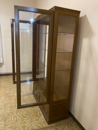 Vitrina de madera con puertas de cristal