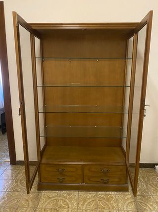Vitrina de madera con puertas de cristal
