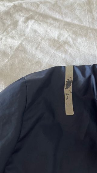 Chaqueta deportiva azul y naranja