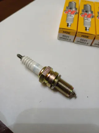 Candele NGK DPR6EA-9 (5 pezzi)