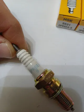 Candele NGK DPR6EA-9 (5 pezzi)