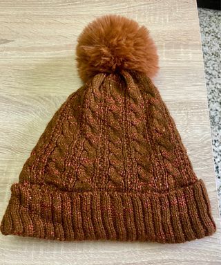 Gorro forrado marrón con pompón