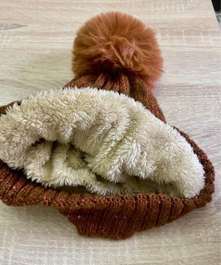 Gorro forrado marrón con pompón