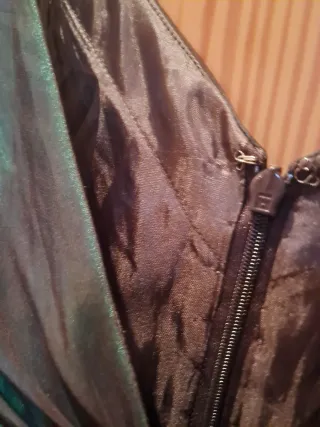 Vestido d fiesta verde con adornos