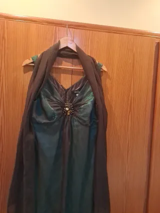 Vestido d fiesta verde con adornos