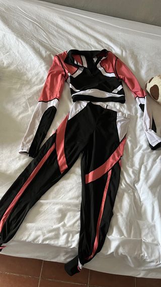 Conjunto deportivo crop top y pantalón