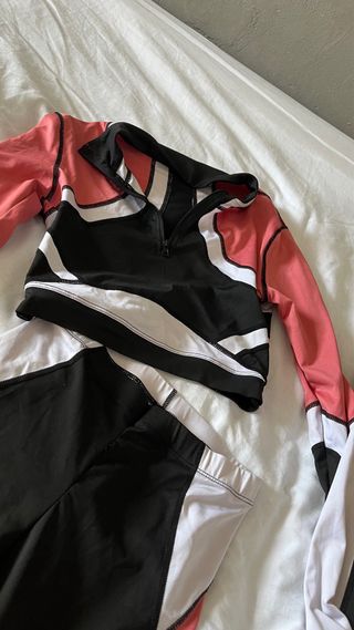 Conjunto deportivo crop top y pantalón