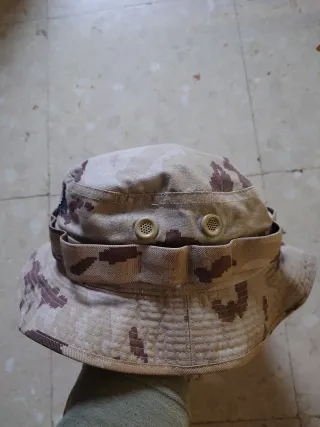 Chambergo militar desierto pixelado