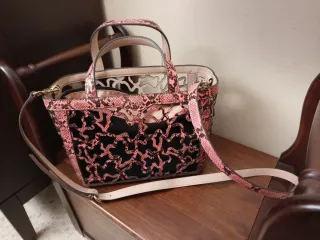 Bolso Tous Negro y Rosa Piel Serpiente