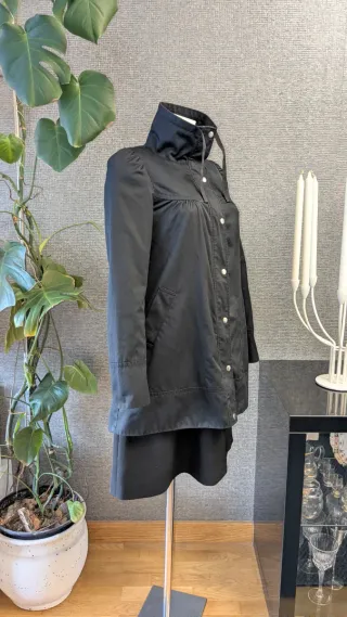 Abrigo gabardina impermeable negro