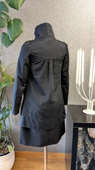 Abrigo gabardina impermeable negro