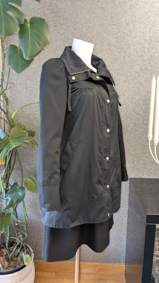 Abrigo gabardina impermeable negro