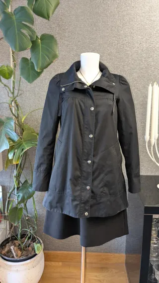 Abrigo gabardina impermeable negro