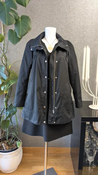 Abrigo gabardina impermeable negro