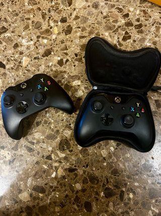 Xbox One Negra + 2 Juegos y 2 Mandos (casi nuevo)