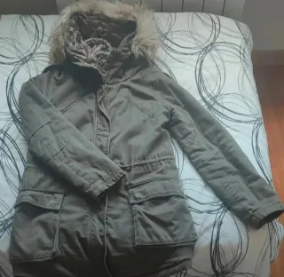 Abrigo con pelo y tachuelas