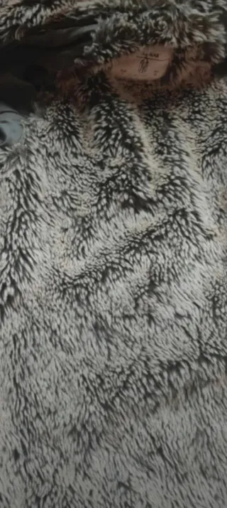 Abrigo con pelo y tachuelas