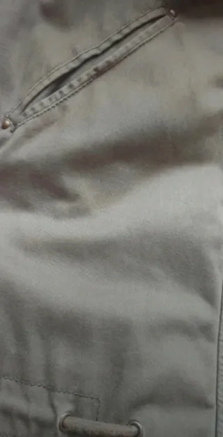 Abrigo con pelo y tachuelas