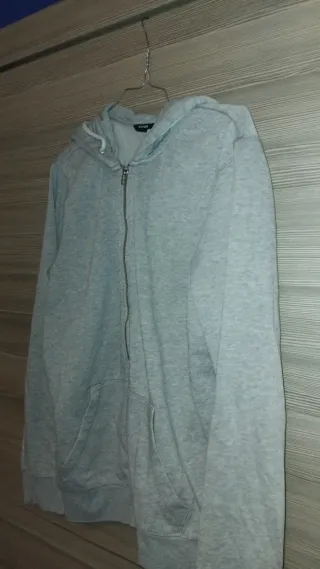 Felpa grigia con cappuccio