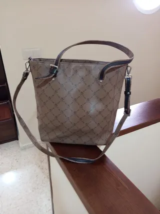 Bolso de mano y hombro con logo