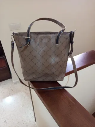 Bolso de mano y hombro con logo