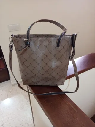 Bolso de mano y hombro con logo