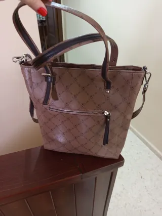 Bolso de mano y hombro con logo