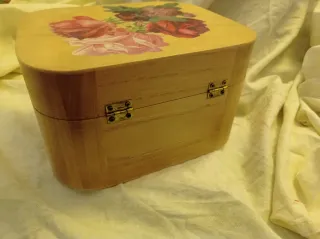 Scatola decoupage con rose e farfalle