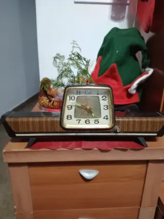 Reloj de chimenea antiguo de cuerda