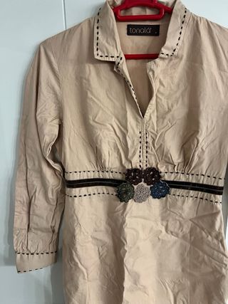 Vestido camel con flores bordadas