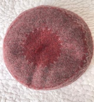 Boina de mujer gris y roja