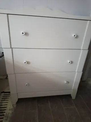 Cómoda de madera blanca