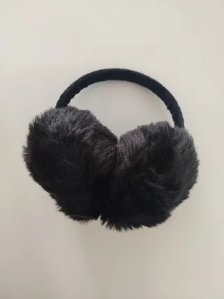 Orejeras de pelo negro para el frío