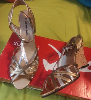 Sandalias Tacon Oro/Plata y blancas Talla 41