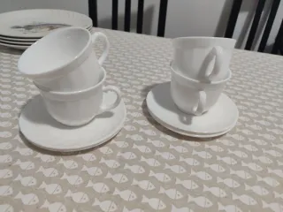 Juego de 4 platos de porcelana con peces y 4 de té