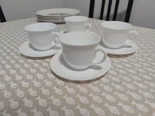 Juego de 4 platos de porcelana con peces y 4 de té