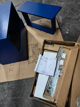 Mueble de lavabo pintado en azul.