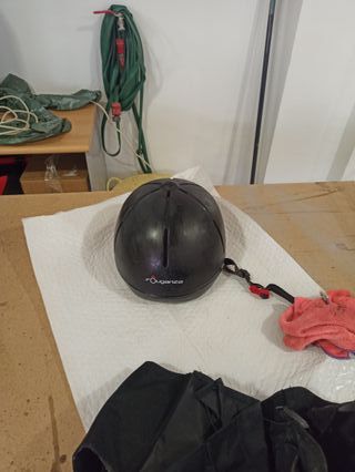 Casco, alforja y espuelas equitación