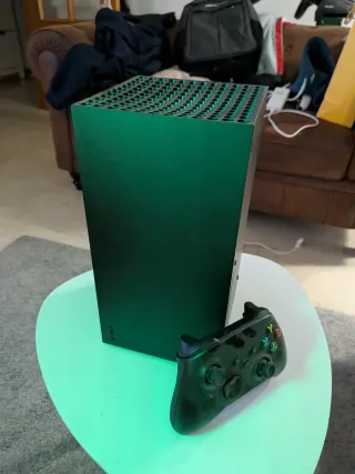 Xbox Series X + Mando Negro + Caja