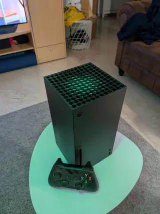 Xbox Series X + Mando Negro + Caja