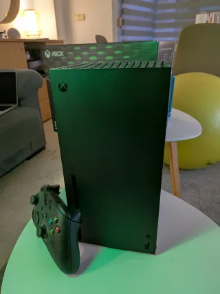Xbox Series X + Mando Negro + Caja