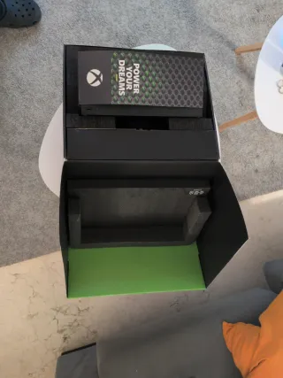 Xbox Series X + Mando Negro + Caja