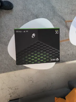 Xbox Series X + Mando Negro + Caja
