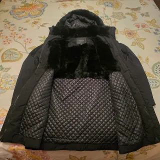 Abrigo negro con capucha Marc New York