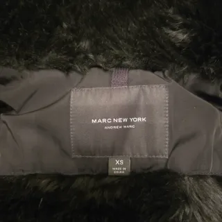 Abrigo negro con capucha Marc New York