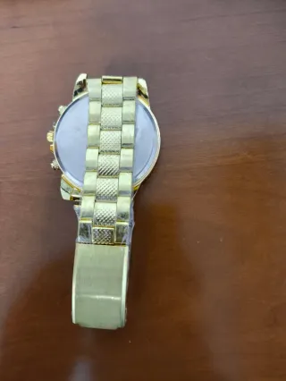 Reloj de oro nuevo