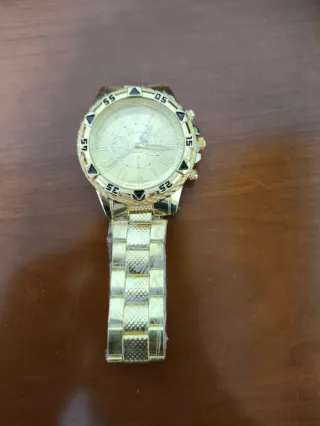 Reloj de oro nuevo