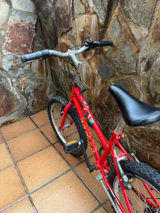 Bicicleta infantil roja