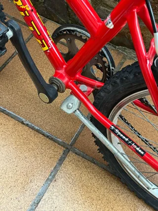 Bicicleta infantil roja